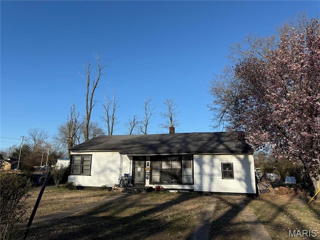 403 N Decatur St, Malden, MO 63863 - view of front facade featuring a chimney, a front yard, and a porch