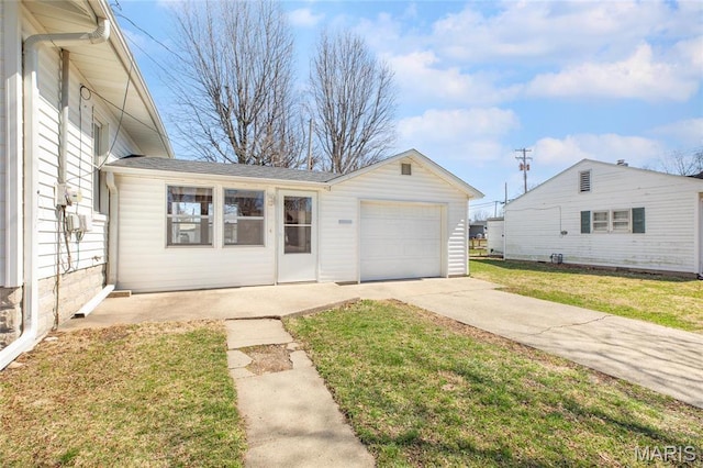 533 Locust St, Carrollton, IL 62016 - view of front facade featuring an attached garage, concrete driveway, and a front lawn