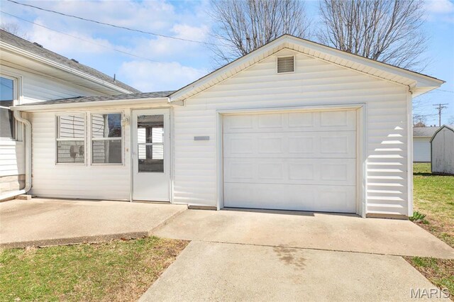 533 Locust St, Carrollton, IL 62016 - garage with driveway