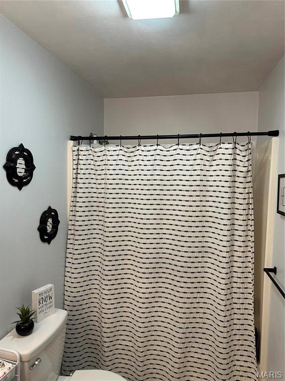 70 Innsbruck Ln, Shiloh, IL 62221 - full bath with toilet and a shower with shower curtain