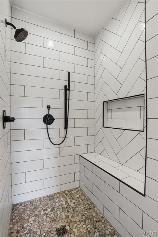 1520 Oglesby Dr, Edwardsville, IL 62025 - bathroom featuring a tile shower