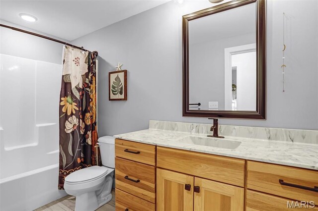 1520 Oglesby Dr, Edwardsville, IL 62025 - full bathroom featuring toilet, vanity, and shower / bath combination with curtain