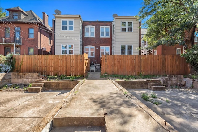 2107 Russell Blvd, Saint Louis, MO 63104 - view of front of home featuring fence