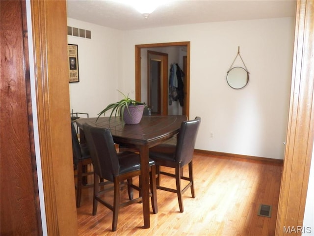 417 Carriage Pl, Lebanon, MO 65536 - dining room featuring light wood finished floors and baseboards