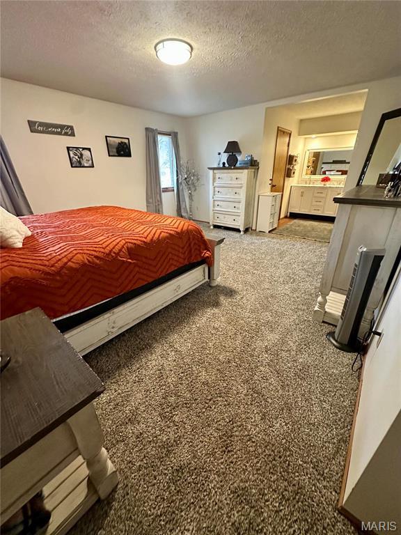 417 Carriage Pl, Lebanon, MO 65536 - carpeted bedroom featuring a textured ceiling