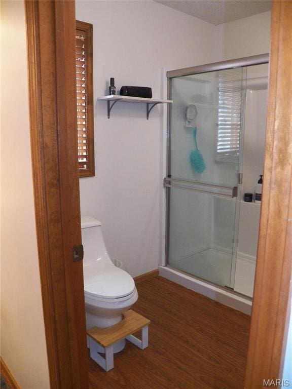 417 Carriage Pl, Lebanon, MO 65536 - full bath featuring a shower stall, wood finished floors, toilet, and baseboards