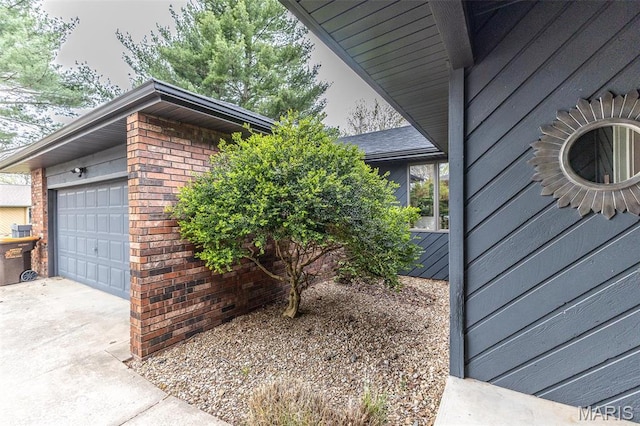 417 Carriage Pl, Lebanon, MO 65536 - view of property exterior with brick siding and concrete driveway