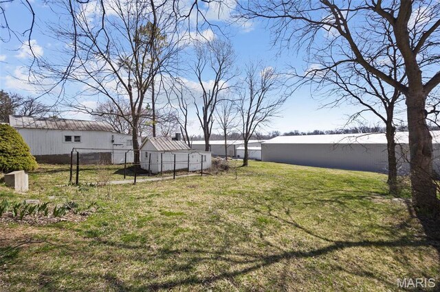 1052 Market St, Saint Genevieve, MO 63670 - view of yard with a pole building