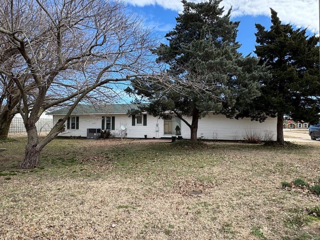 view of front of house featuring a front lawn