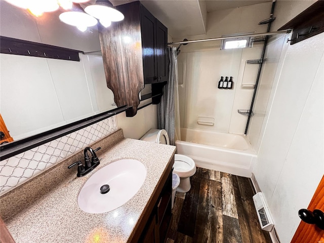 1505 Shelley Dr, Vandalia, IL 62471 - full bath featuring shower / bath combo with shower curtain, wood finished floors, toilet, vanity, and backsplash