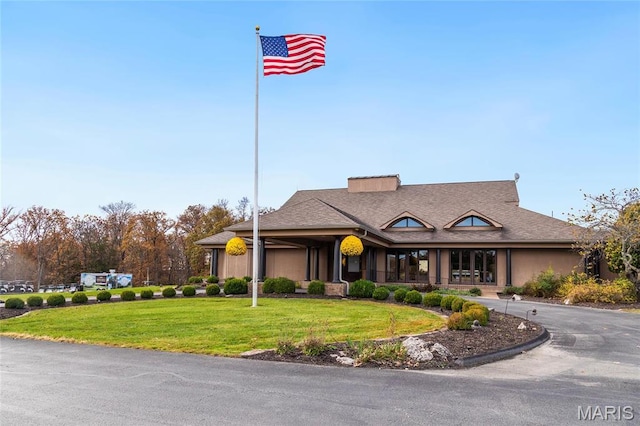 view of front of property featuring a front lawn