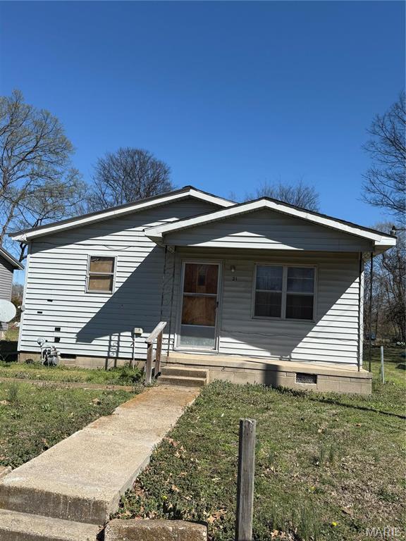 721 Hunter St, New Madrid, MO 63869 - view of front of property with a porch, a front yard, and crawl space