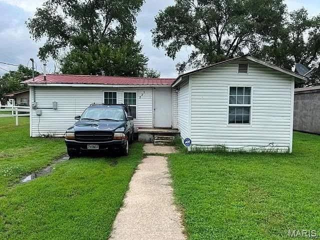 223 W Mckinley Ave, Bernie, MO 63822 - view of front of property featuring a front yard and metal roof