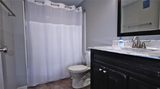 full bath featuring toilet, vanity, and a shower with curtain