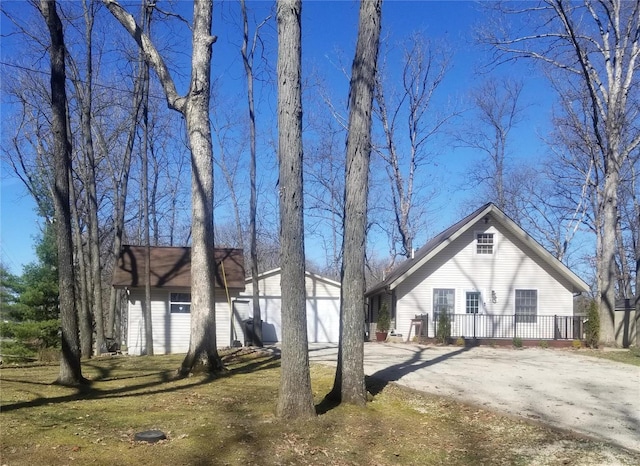 8774 E Chinquapin Ave E, Effingham, IL 62401 - view of front of property featuring an outdoor structure and dirt driveway