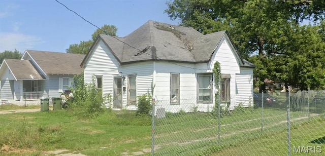 820 S 20th St, Mount Vernon, IL 62864 - view of front of house with a shingled roof
