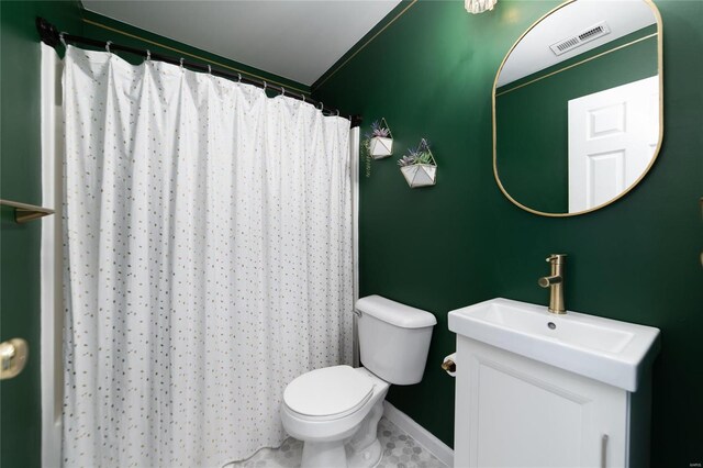bathroom featuring toilet, vanity, baseboards, and a shower with shower curtain