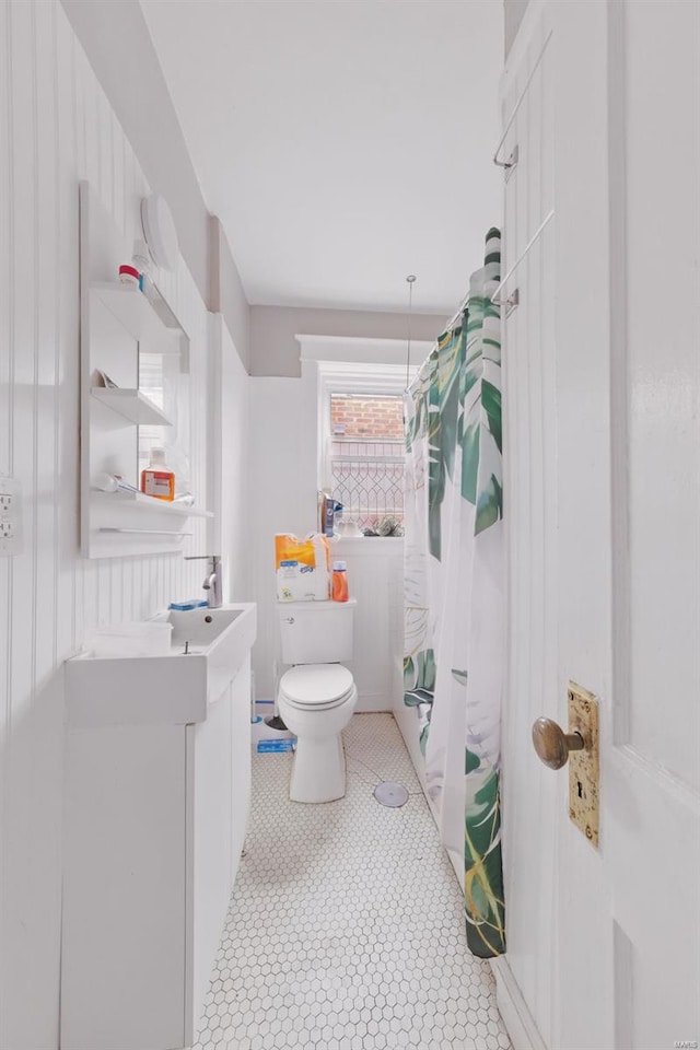 5044 Lindenwood Ave, Saint Louis, MO 63109 - full bathroom featuring toilet, vanity, and a shower with shower curtain