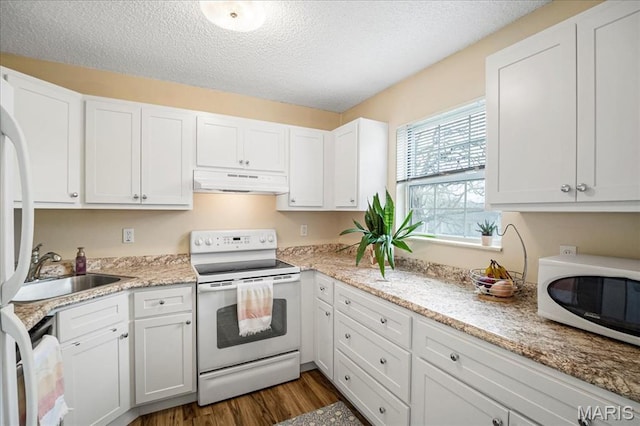 kitchen featuring white electric range oven, under cabinet range hood, a sink, dark wood-type flooring, and a textured ceiling