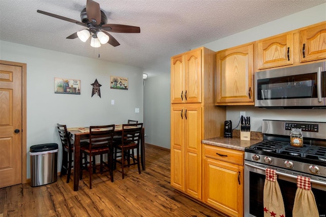 15919 Candy Corner Ln, Carlyle, IL 62231 - kitchen with stainless steel appliances, a ceiling fan, dark wood finished floors, and a textured ceiling
