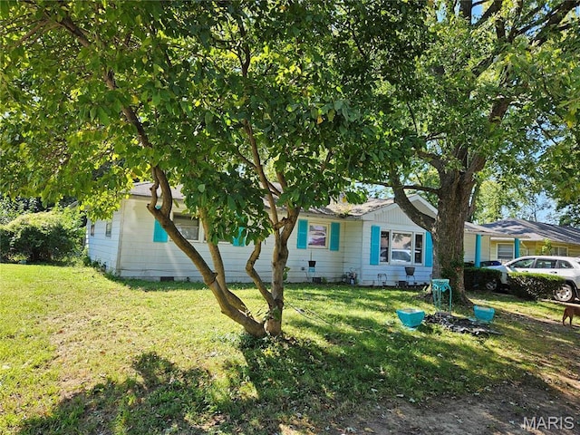 view of front of home featuring a front lawn