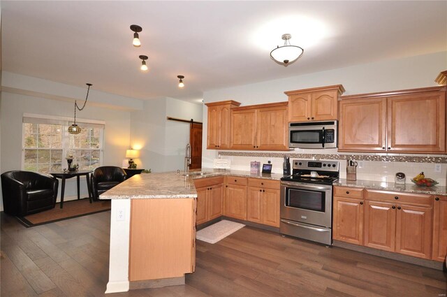 4072 Osage Rdg, House Springs, MO 63051 - kitchen featuring stainless steel appliances, a sink, a peninsula, light stone counters, and dark wood-style flooring
