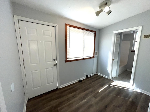 4720 Goethe Ave, Saint Louis, MO 63116 - entryway with wood finished floors and baseboards