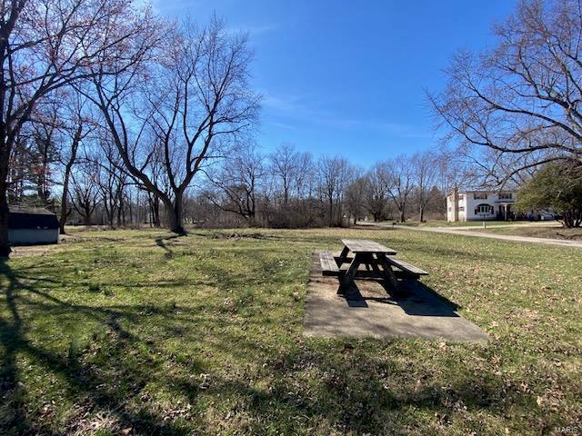 view of property's community featuring a lawn