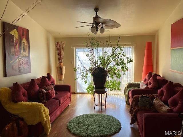 4304 Inlet Isle Dr, Florissant, MO 63034 - living area with wood finished floors and ceiling fan