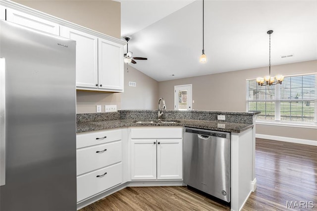 533 Windsor Ln, Farmington, MO 63640 - kitchen featuring stainless steel appliances, a sink, a peninsula, wood finished floors, and ceiling fan