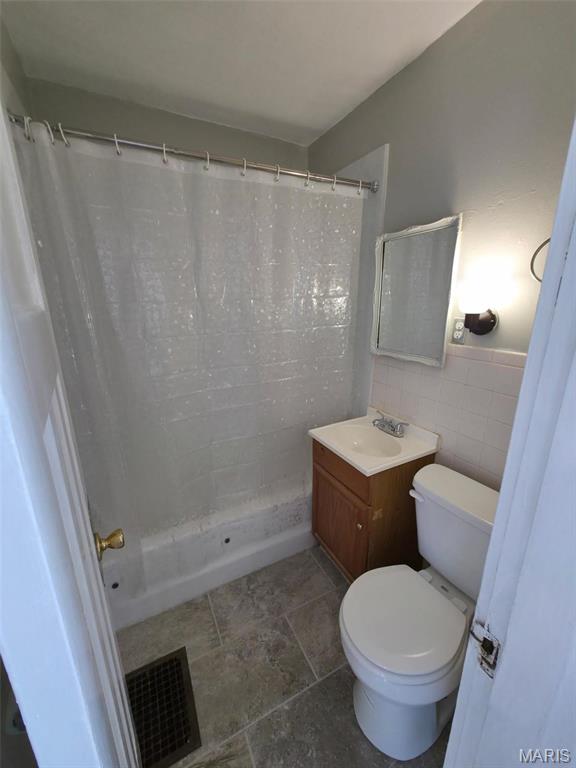 427 S Louisiana St, Cape Girardeau, MO 63703 - full bathroom with toilet, vanity, and a shower with shower curtain