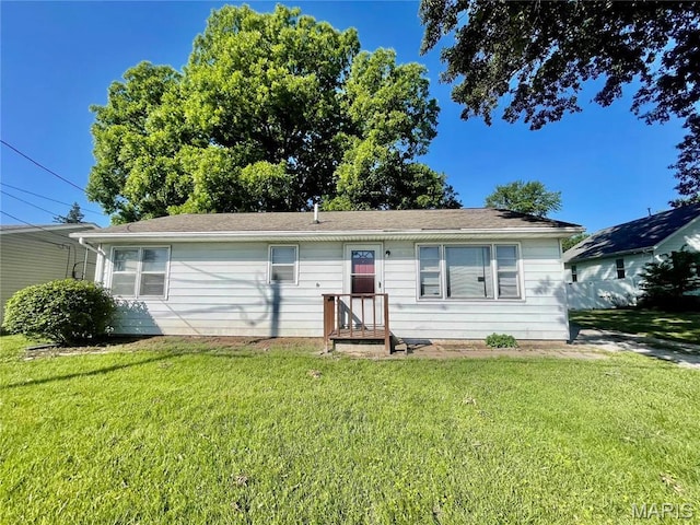 single story home with a front lawn