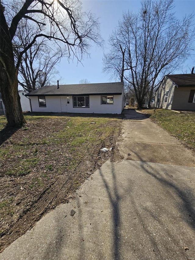 9773 Vickie Pl, Saint Louis, MO 63136 - ranch-style house featuring driveway