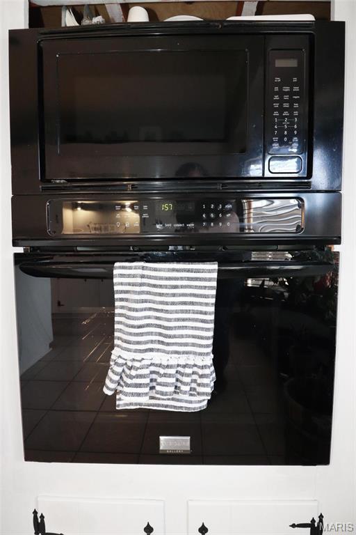 515 N Washington St, Mexico, MO 65265 - kitchen view of black microwave