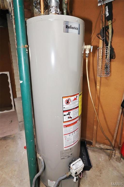 515 N Washington St, Mexico, MO 65265 - utilities featuring water heater