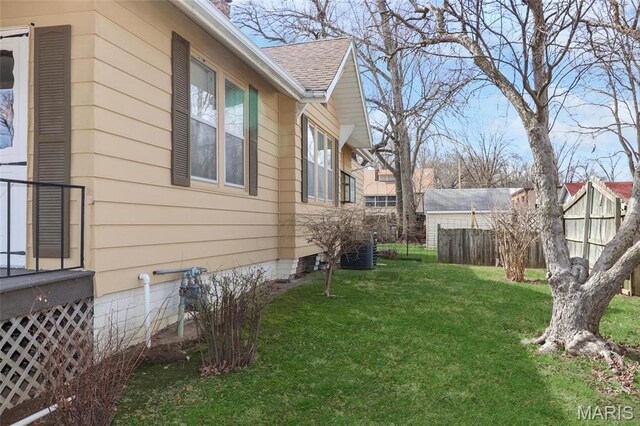 515 N Washington St, Mexico, MO 65265 - view of side of property featuring a shingled roof and cooling unit