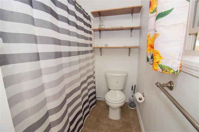 21680 N Horizonway N, Saint Robert, MO 65584 - full bathroom featuring toilet, tile patterned floors, baseboards, and a shower with curtain