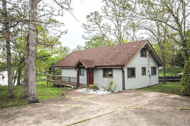 1382 Osage Rd, Cuba, MO 65453 - view of front of house featuring roof with shingles, a deck, and concrete driveway