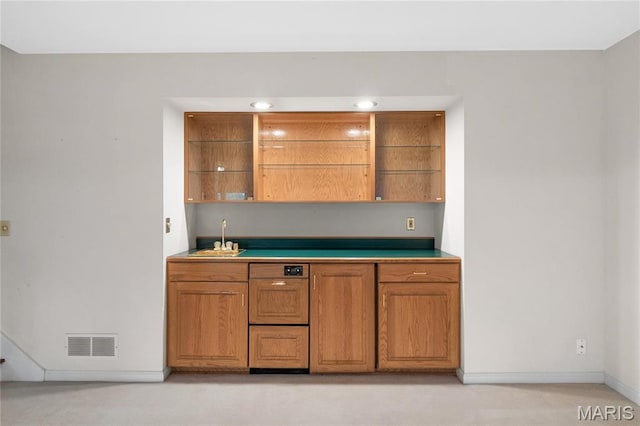 7310 Westover Colonial Ln, Saint Louis, MO 63119 - indoor wet bar with baseboards