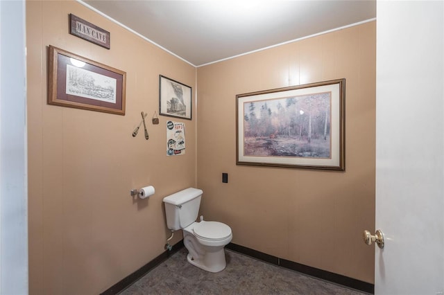 305 S Alvarado Ave, Belle, MO 65013 - bathroom with toilet, crown molding, and baseboards