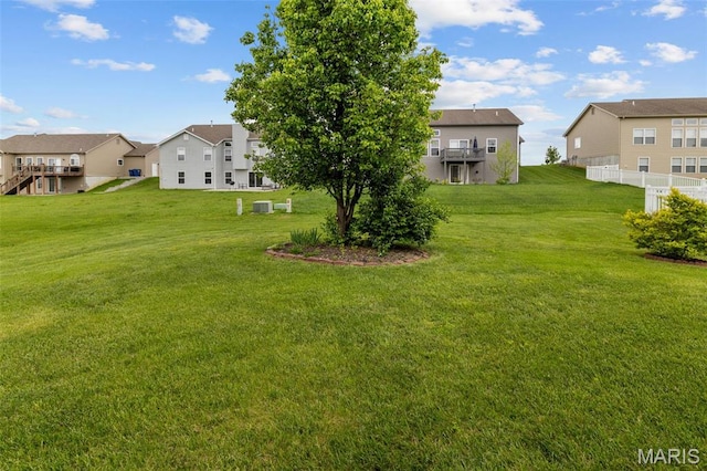 view of grassy yard with a residential view