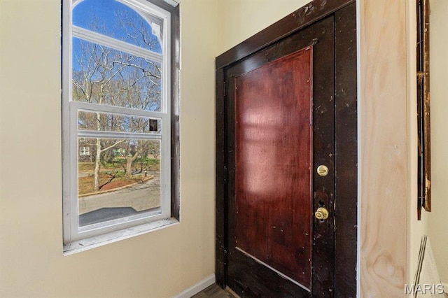 4 Lewis Pl, Saint Louis, MO 63113 - entryway with baseboards