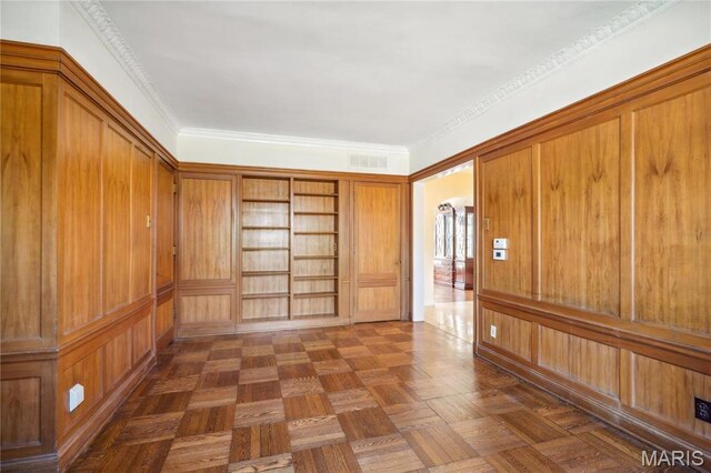 910 Kent Rd, Ladue, MO 63124 - empty room featuring ornamental molding