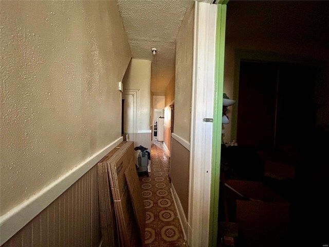 1426 N Newstead Ave, Saint Louis, MO 63113 - hall with a textured ceiling