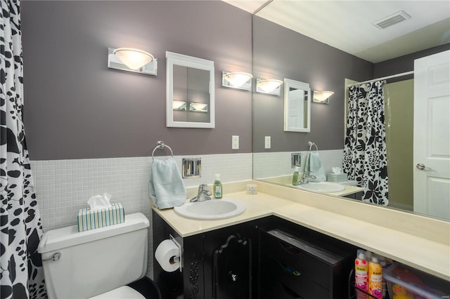 11921 Villa Dorado Dr Unit F, Saint Louis, MO 63146 - full bath featuring toilet, vanity, a wainscoted wall, tile walls, and curtained shower