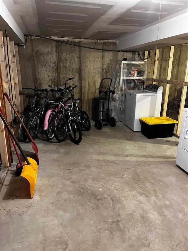 11921 Villa Dorado Dr Unit F, Saint Louis, MO 63146 - unfinished basement with washer / dryer and refrigerator
