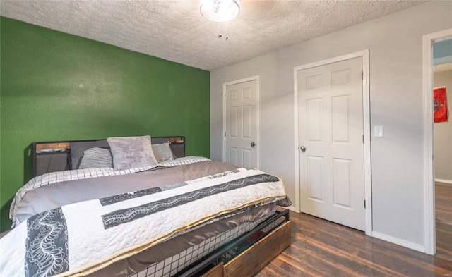 15105 Transit Rd, Saint Robert, MO 65584 - bedroom featuring wood finished floors, a textured ceiling, and baseboards