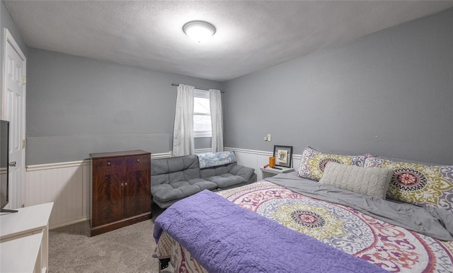 15105 Transit Rd, Saint Robert, MO 65584 - carpeted bedroom featuring wainscoting and a textured ceiling
