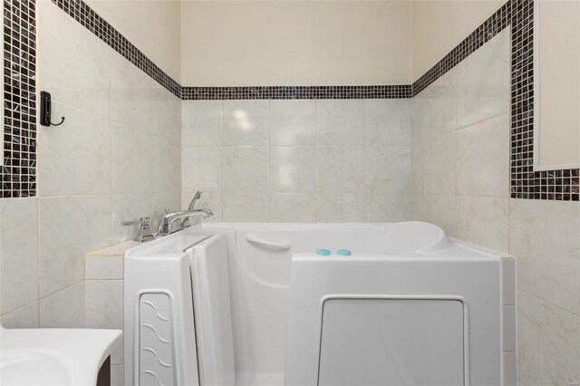 4440 Lindell Blvd Unit 701, Saint Louis, MO 63108 - bathroom with tile walls and a bathtub