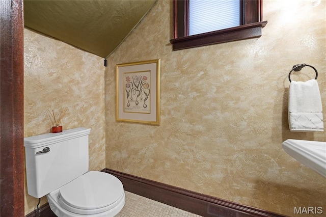 3520 Galt House Dr, Saint Charles, MO 63301 - half bathroom featuring vaulted ceiling, toilet, and baseboards